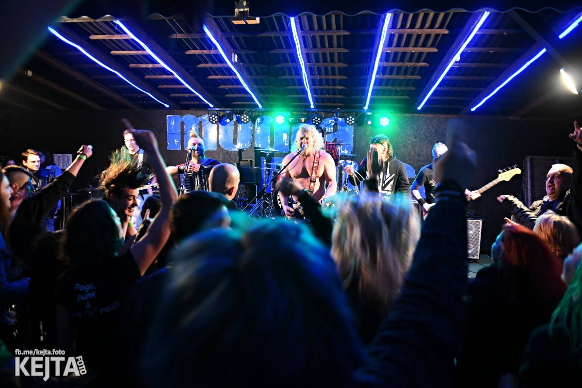 Přehlídka čír začala: V Modré Vopici zahráli Pořád stejně, Bez šance, Reckless a další