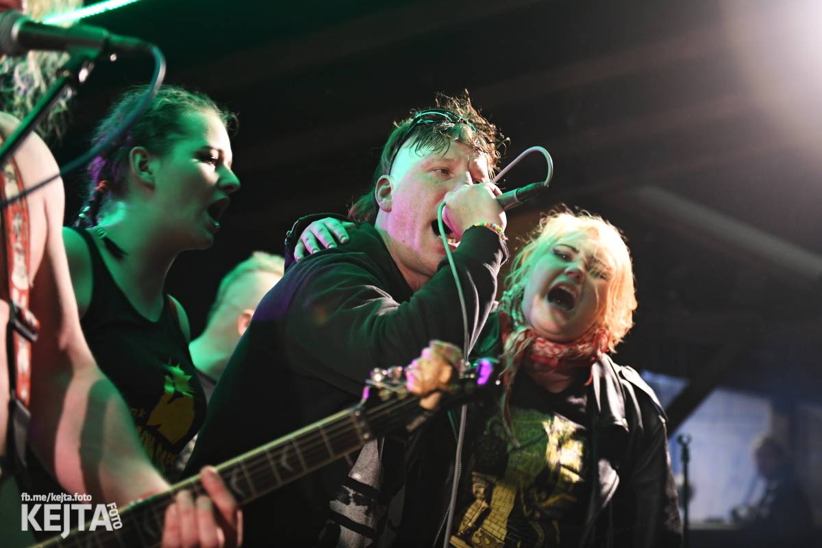 Přehlídka čír začala: V Modré Vopici zahráli Pořád stejně, Bez šance, Reckless a další