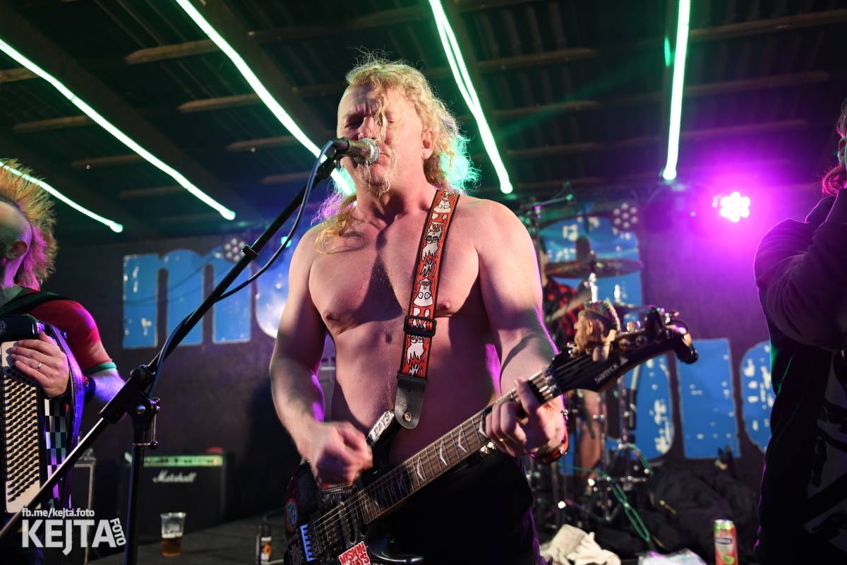 Přehlídka čír začala: V Modré Vopici zahráli Pořád stejně, Bez šance, Reckless a další