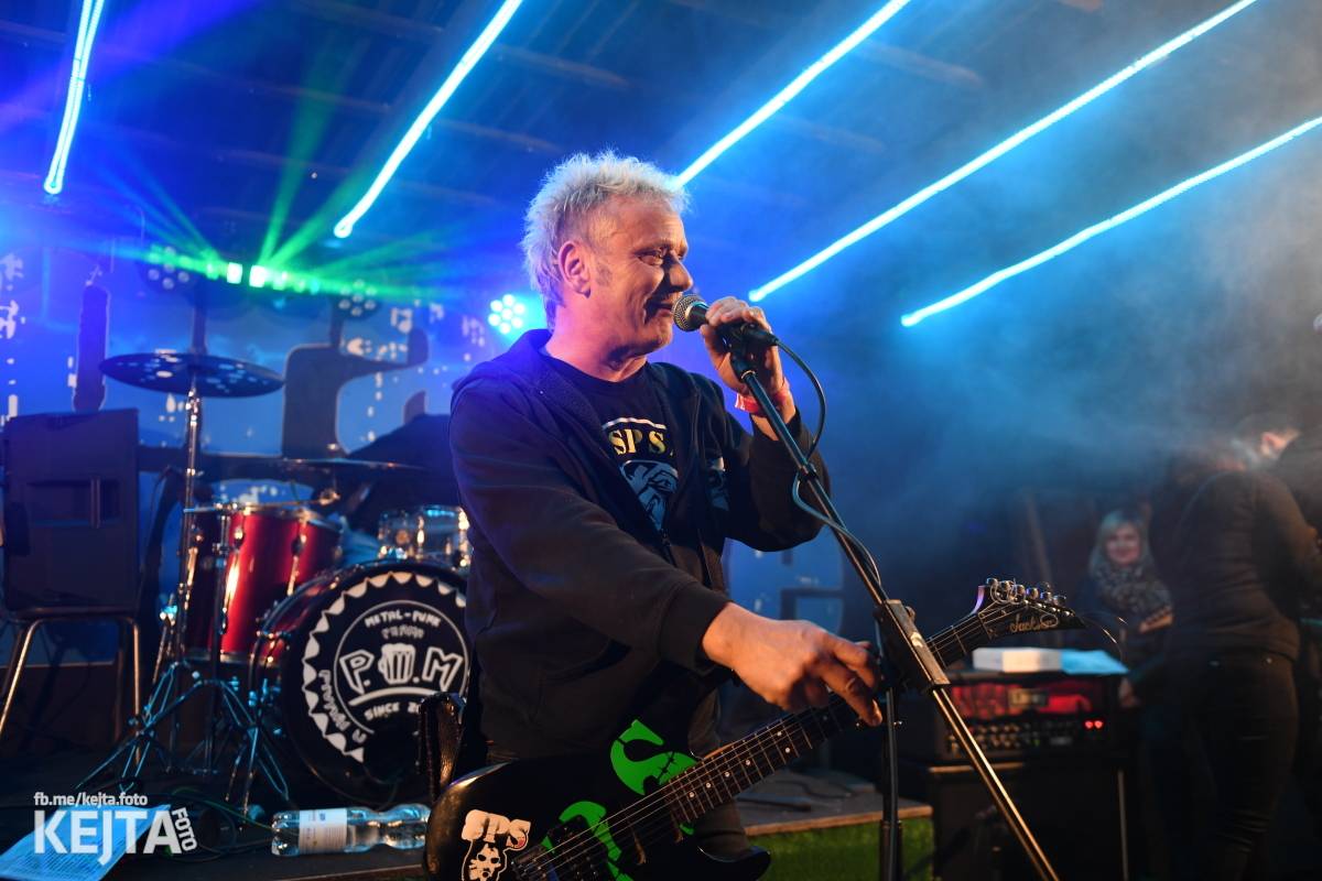 Přehlídka čír začala: V Modré Vopici zahráli Pořád stejně, Bez šance, Reckless a další