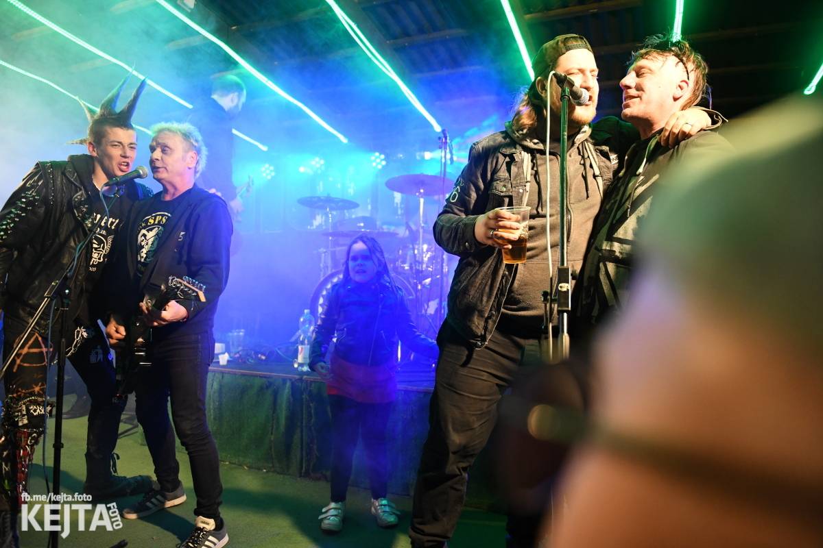 Přehlídka čír začala: V Modré Vopici zahráli Pořád stejně, Bez šance, Reckless a další