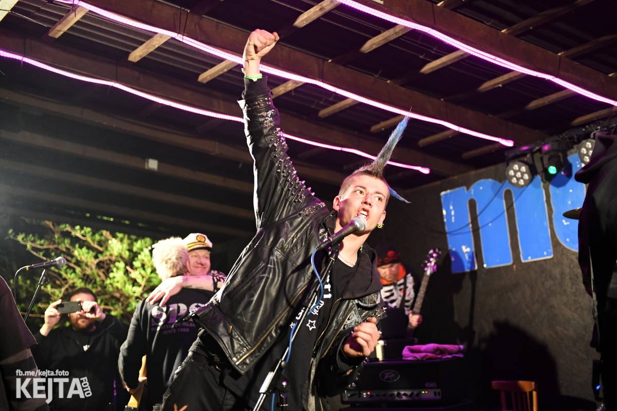 Přehlídka čír začala: V Modré Vopici zahráli Pořád stejně, Bez šance, Reckless a další