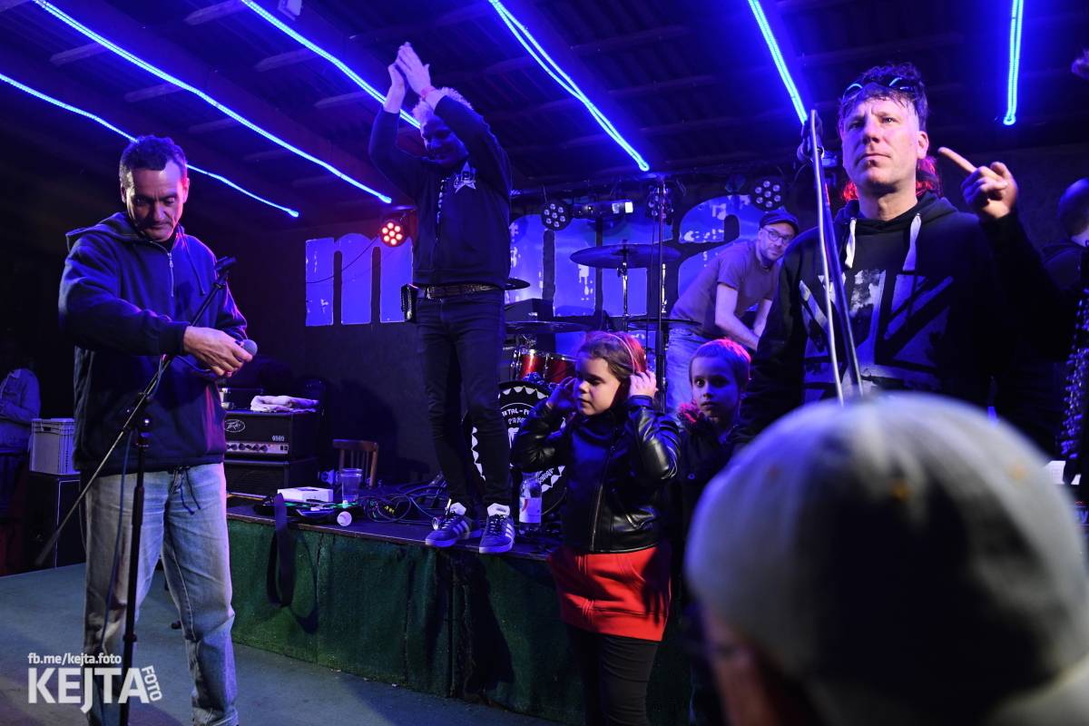 Přehlídka čír začala: V Modré Vopici zahráli Pořád stejně, Bez šance, Reckless a další