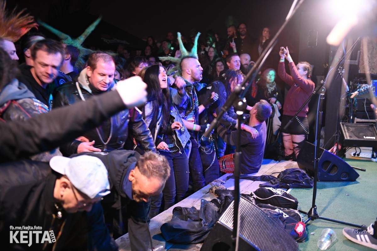 Přehlídka čír začala: V Modré Vopici zahráli Pořád stejně, Bez šance, Reckless a další