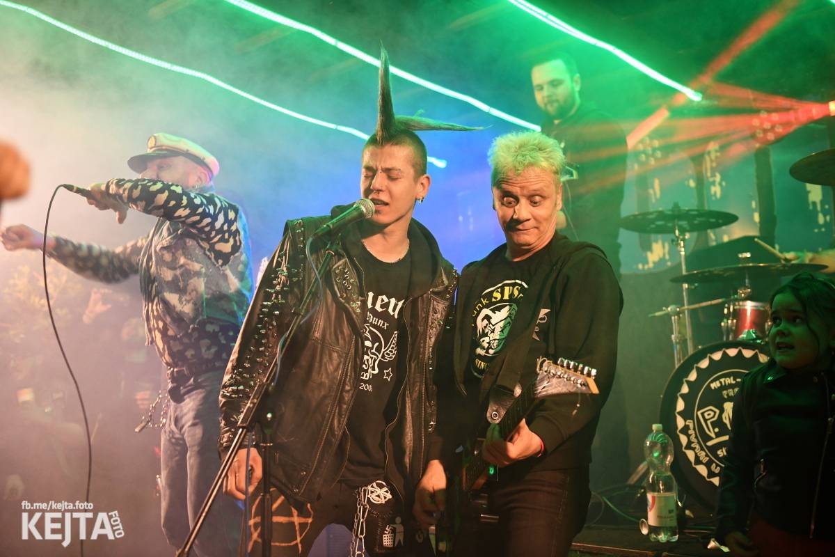 Přehlídka čír začala: V Modré Vopici zahráli Pořád stejně, Bez šance, Reckless a další