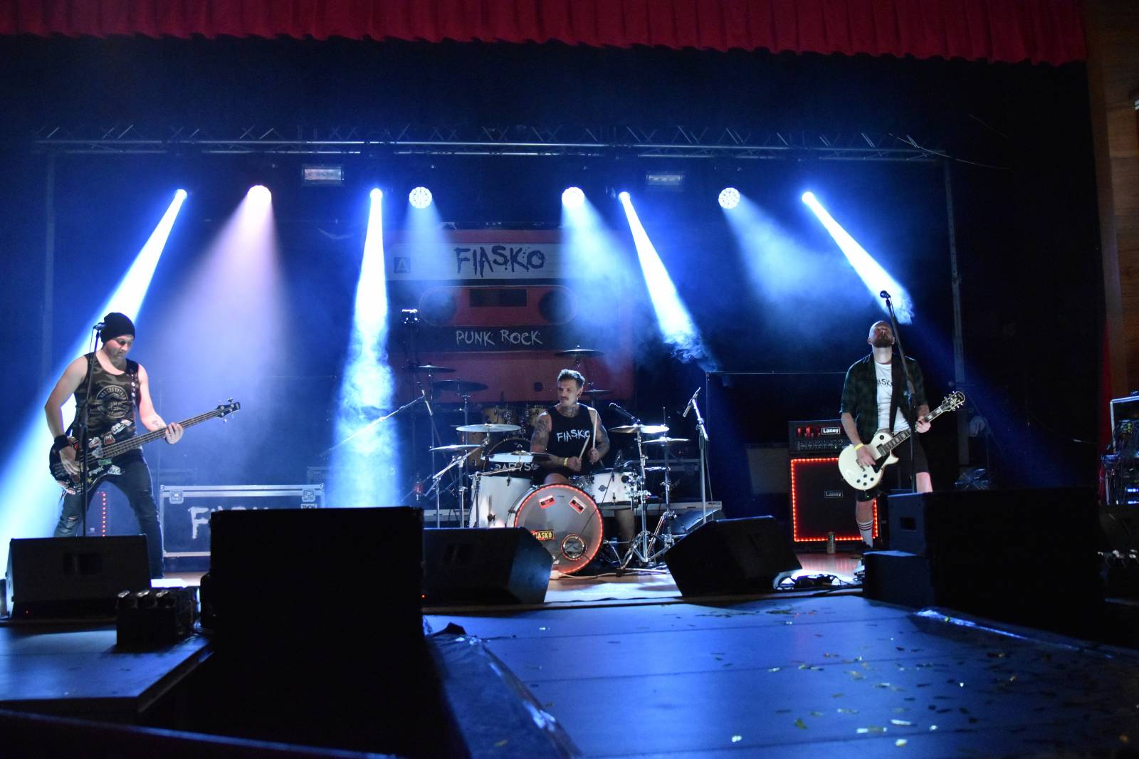 Adys doma v Klatovech představili Lopaty POPu. Album pokřtil Petr Lebeda, zahráli Fiasko a Vojtaano