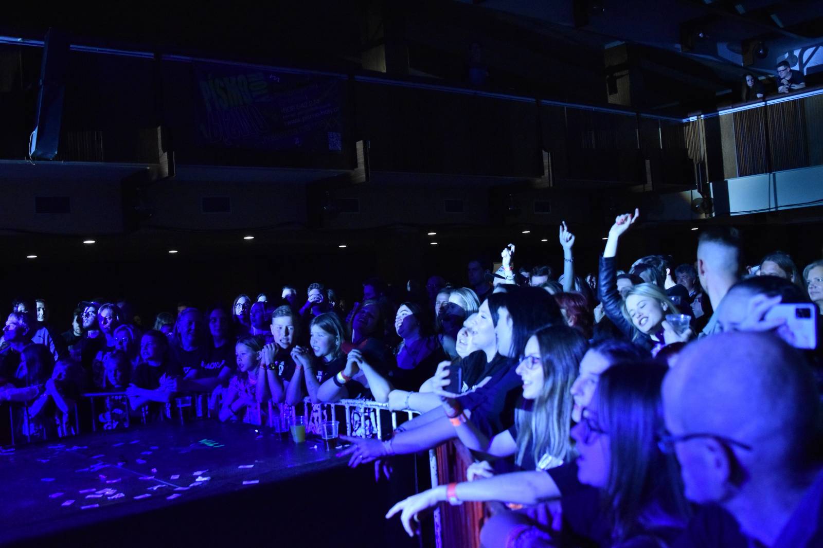 Adys doma v Klatovech představili Lopaty POPu. Album pokřtil Petr Lebeda, zahráli Fiasko a Vojtaano