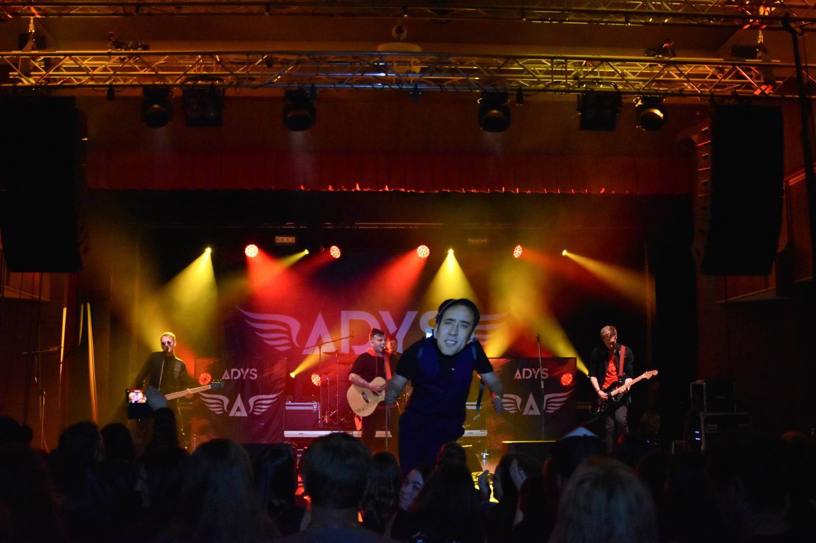 Adys doma v Klatovech představili Lopaty POPu. Album pokřtil Petr Lebeda, zahráli Fiasko a Vojtaano