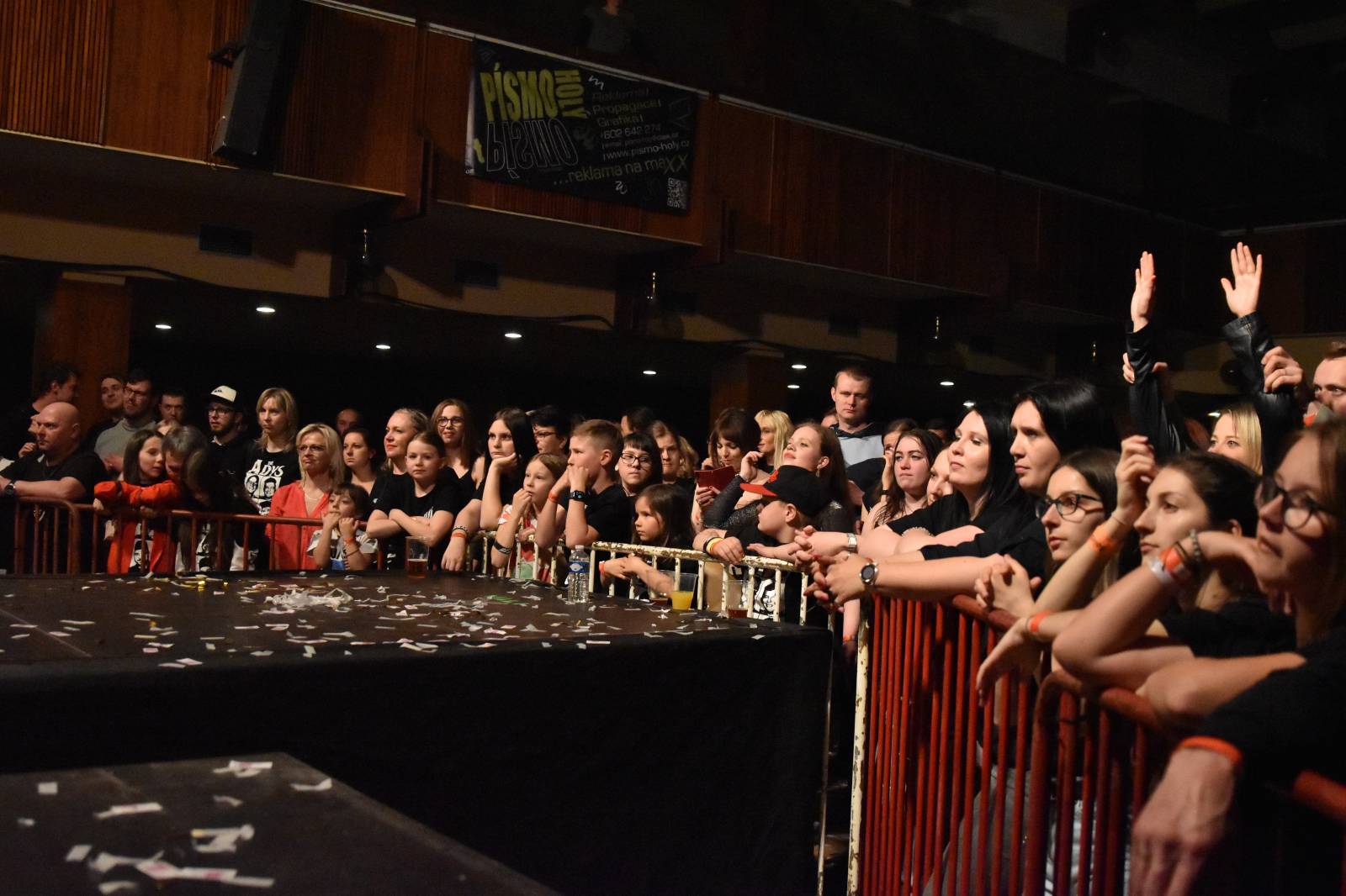 Adys doma v Klatovech představili Lopaty POPu. Album pokřtil Petr Lebeda, zahráli Fiasko a Vojtaano