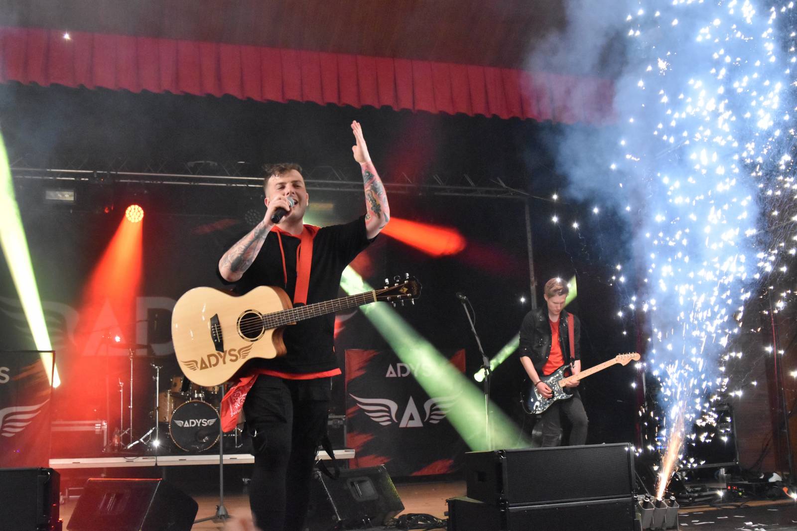 Adys doma v Klatovech představili Lopaty POPu. Album pokřtil Petr Lebeda, zahráli Fiasko a Vojtaano