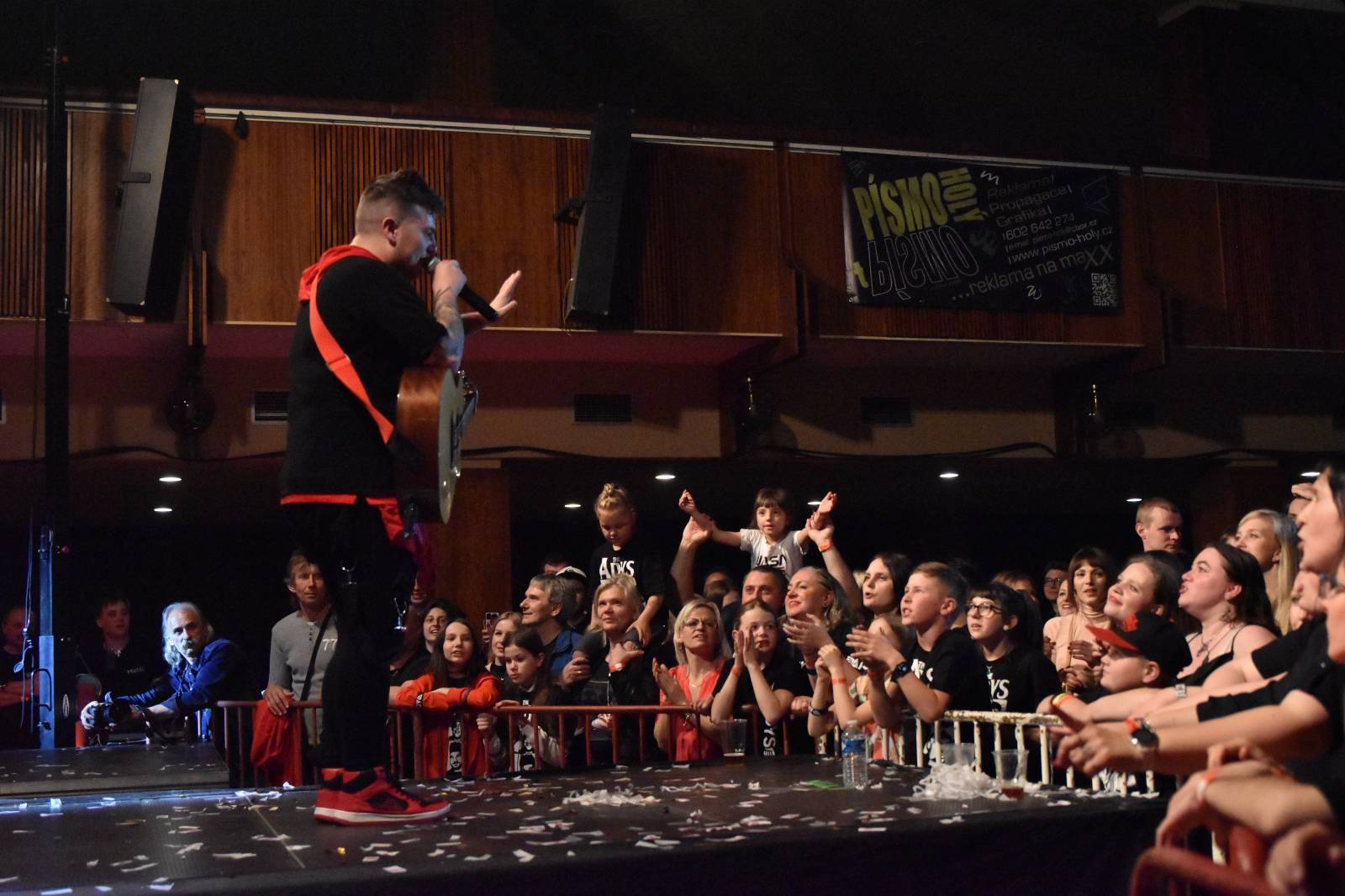 Adys doma v Klatovech představili Lopaty POPu. Album pokřtil Petr Lebeda, zahráli Fiasko a Vojtaano