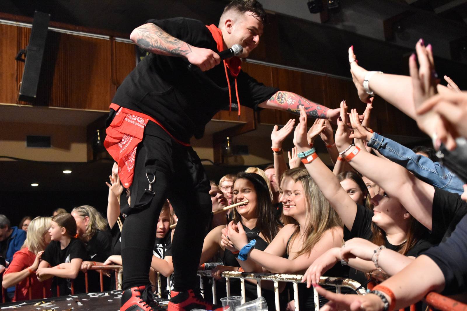 Adys doma v Klatovech představili Lopaty POPu. Album pokřtil Petr Lebeda, zahráli Fiasko a Vojtaano