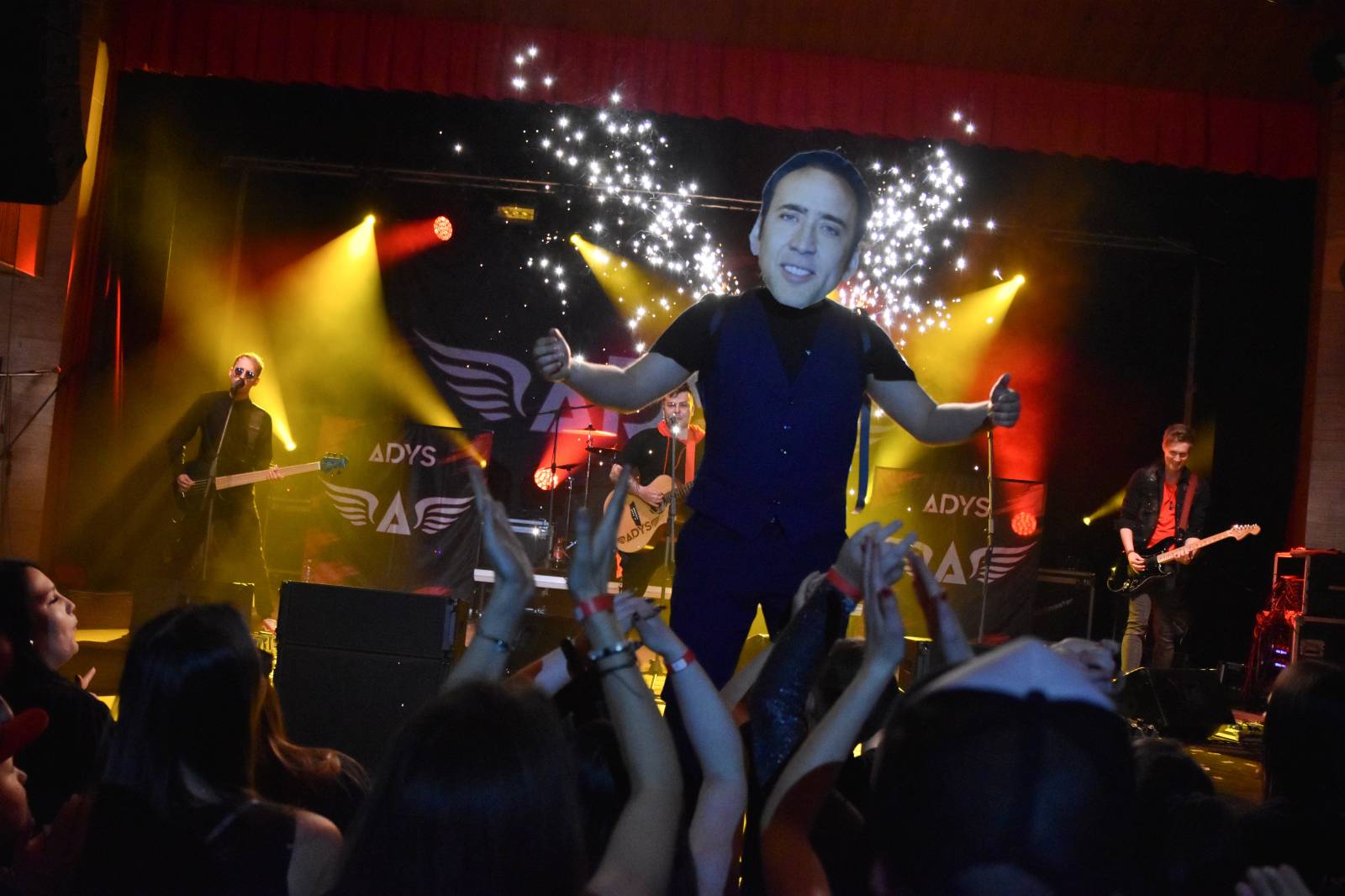 Adys doma v Klatovech představili Lopaty POPu. Album pokřtil Petr Lebeda, zahráli Fiasko a Vojtaano