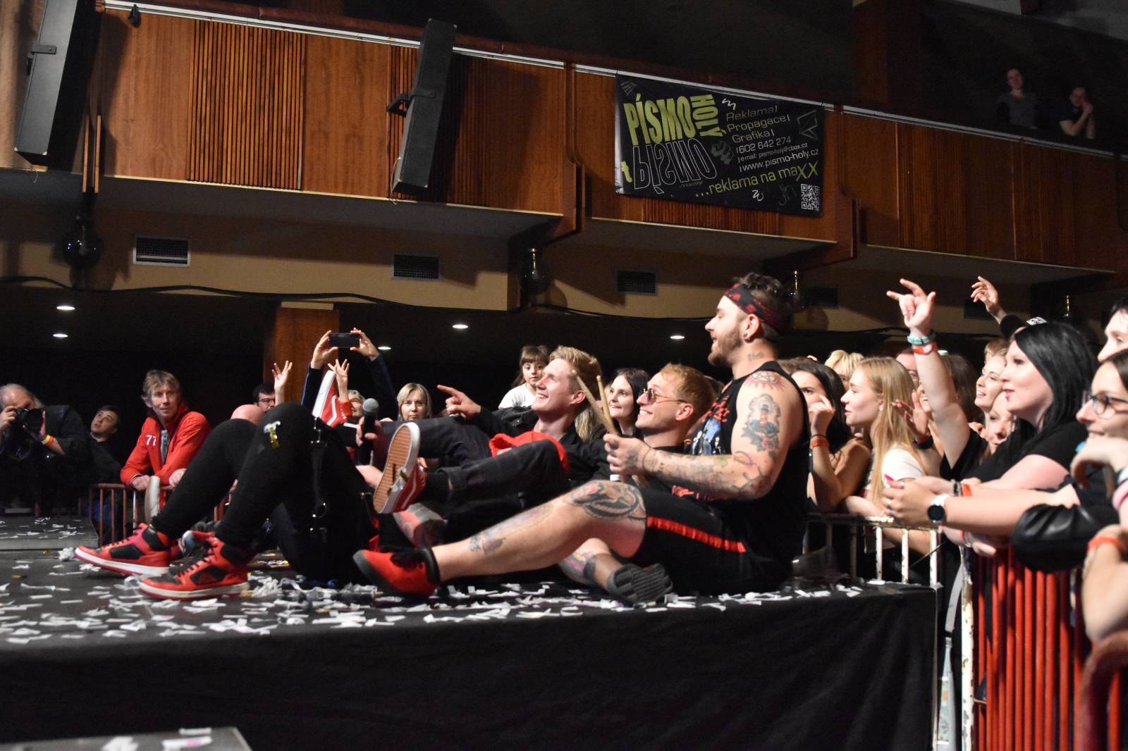 Adys doma v Klatovech představili Lopaty POPu. Album pokřtil Petr Lebeda, zahráli Fiasko a Vojtaano