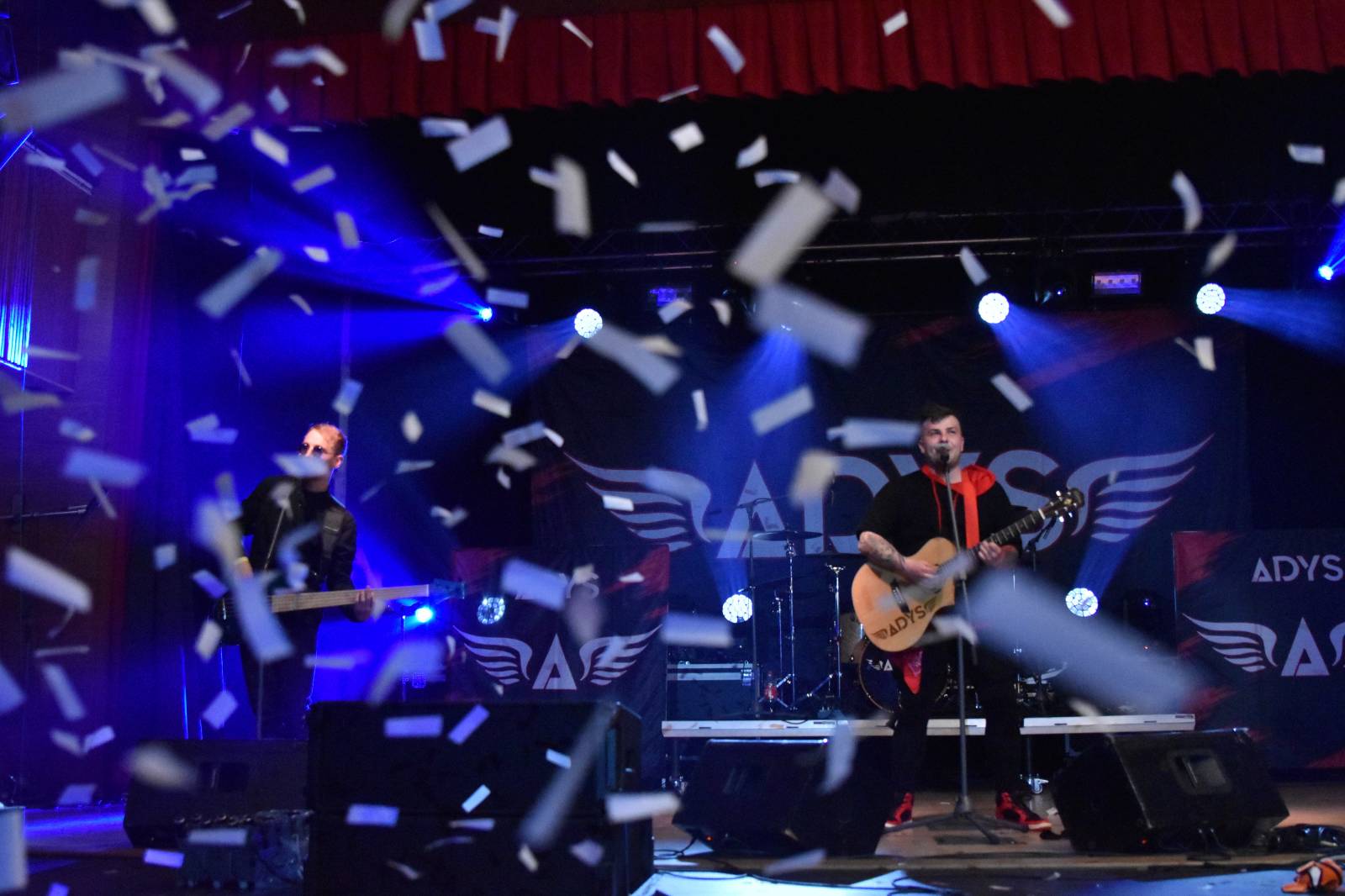 Adys doma v Klatovech představili Lopaty POPu. Album pokřtil Petr Lebeda, zahráli Fiasko a Vojtaano