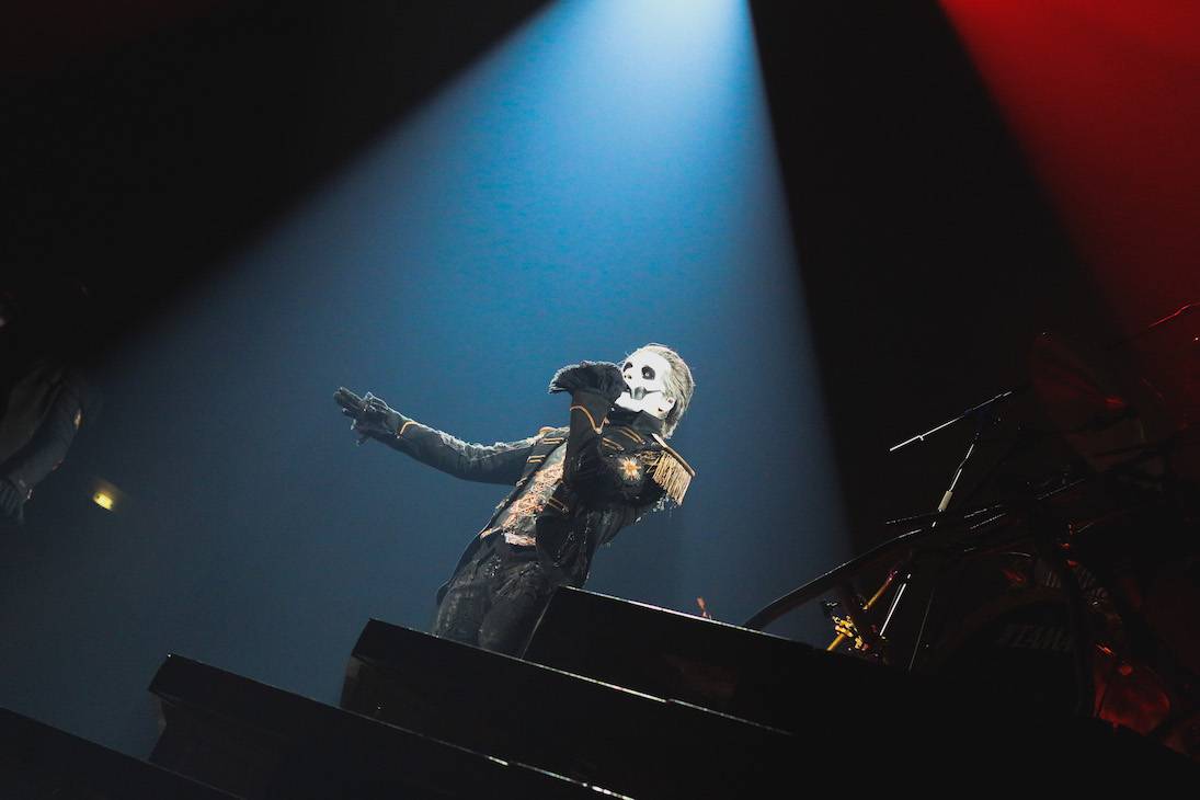 Ghost předvedli Praze spektakulární show, nechyběly nové masky, ani songy