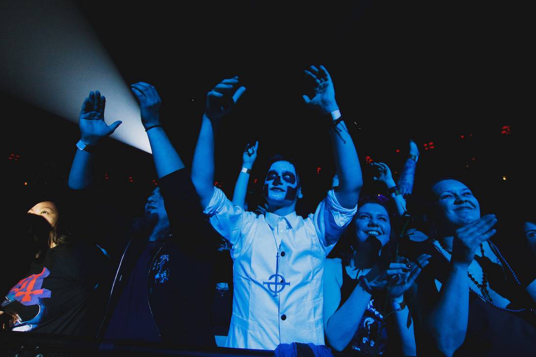 Ghost předvedli Praze spektakulární show, nechyběly nové masky, ani songy
