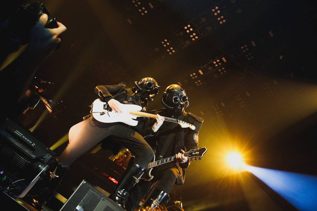 Ghost předvedli Praze spektakulární show, nechyběly nové masky, ani songy