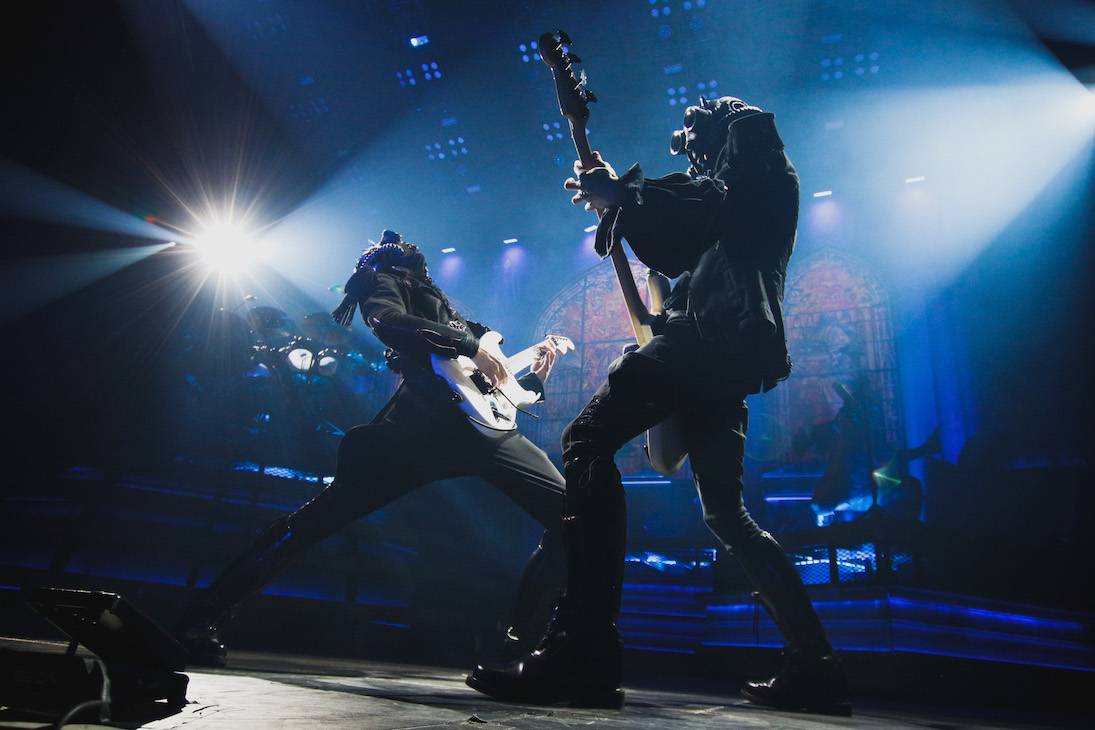 Ghost předvedli Praze spektakulární show, nechyběly nové masky, ani songy