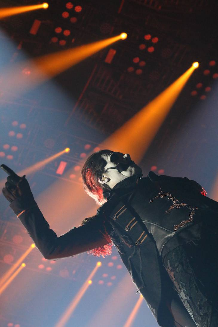 Ghost předvedli Praze spektakulární show, nechyběly nové masky, ani songy