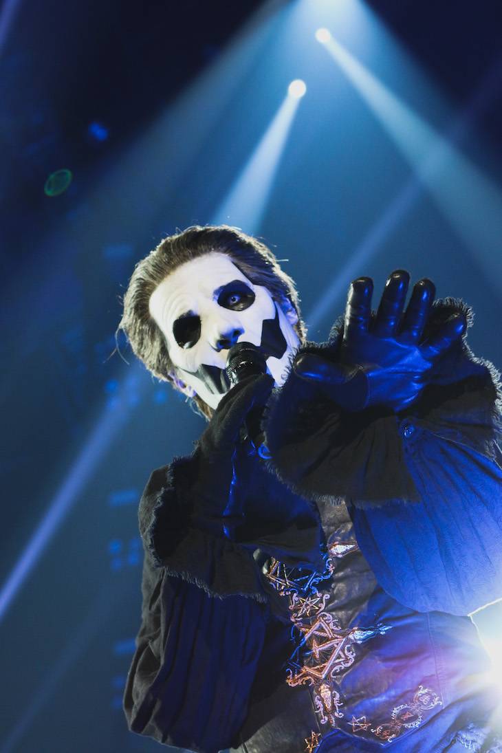 Ghost předvedli Praze spektakulární show, nechyběly nové masky, ani songy
