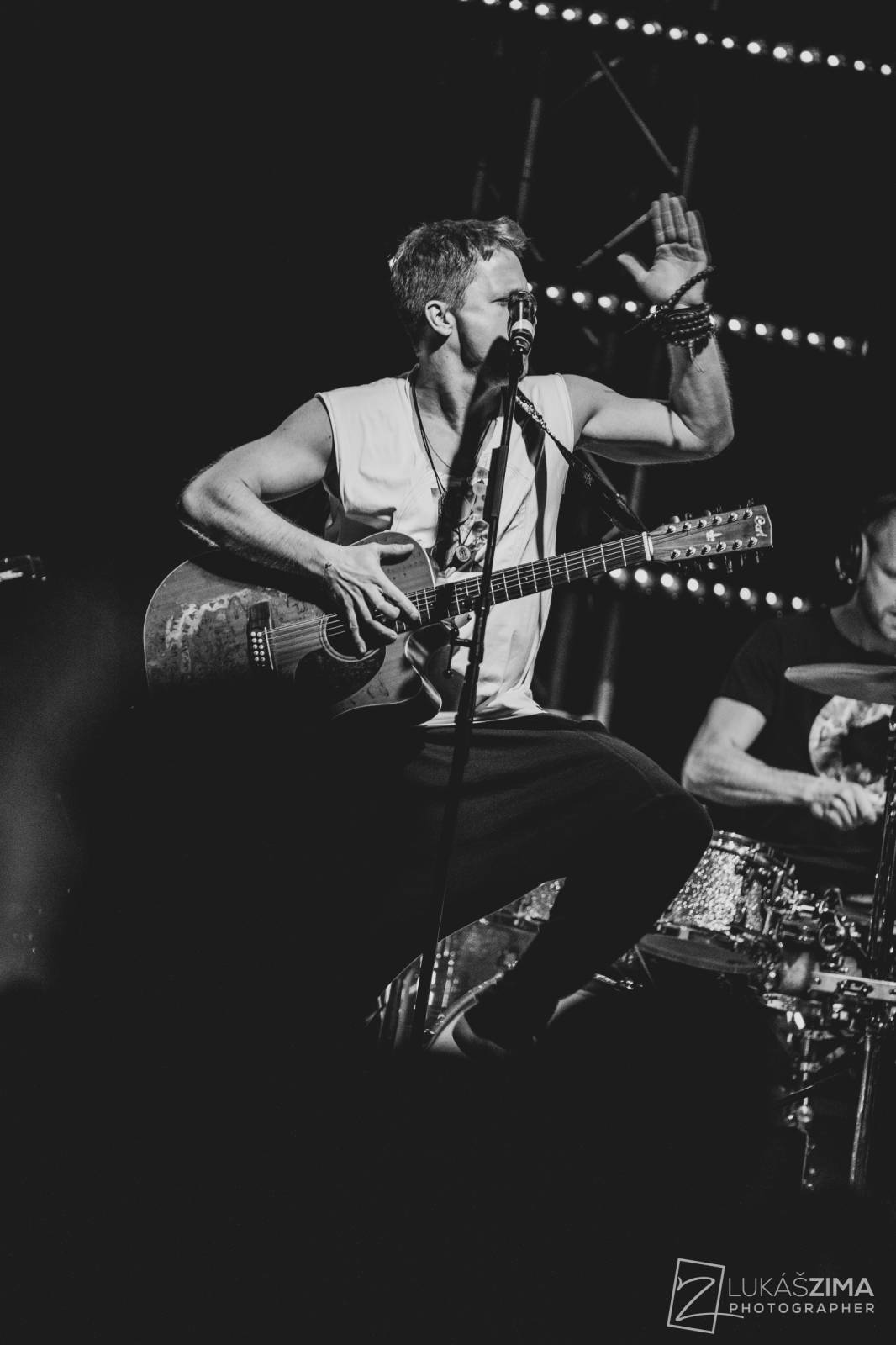 Tomáš Klus zaplnil Roxy až po strop. Popřál k narozeninám fanynce a představil skladby z Cítím