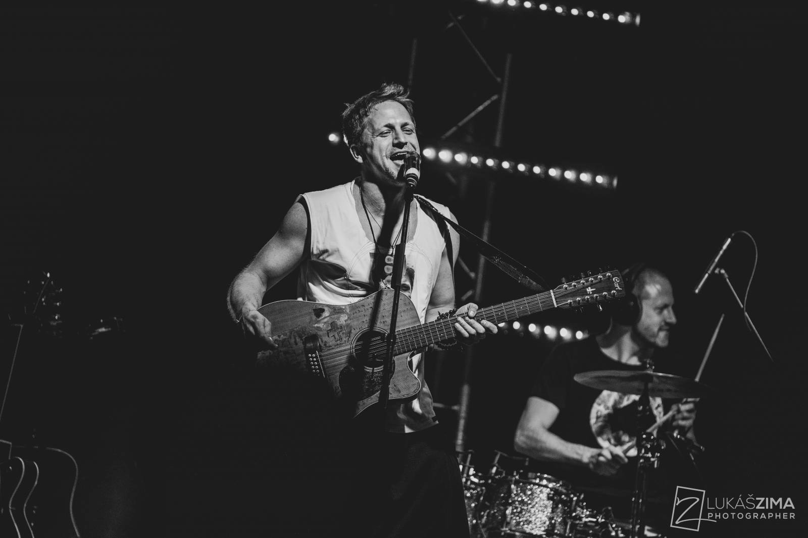 Tomáš Klus zaplnil Roxy až po strop. Popřál k narozeninám fanynce a představil skladby z Cítím