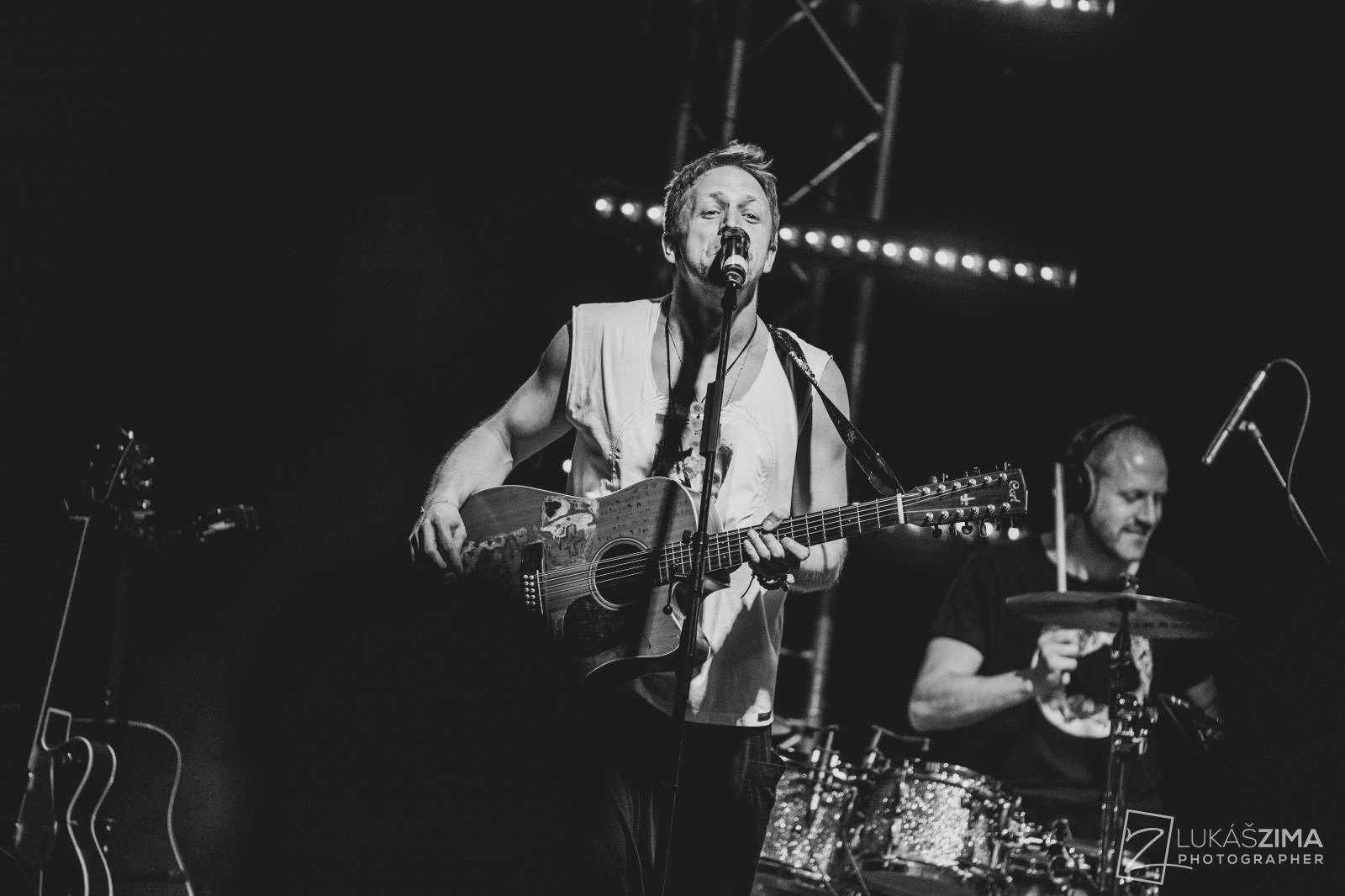 Tomáš Klus zaplnil Roxy až po strop. Popřál k narozeninám fanynce a představil skladby z Cítím