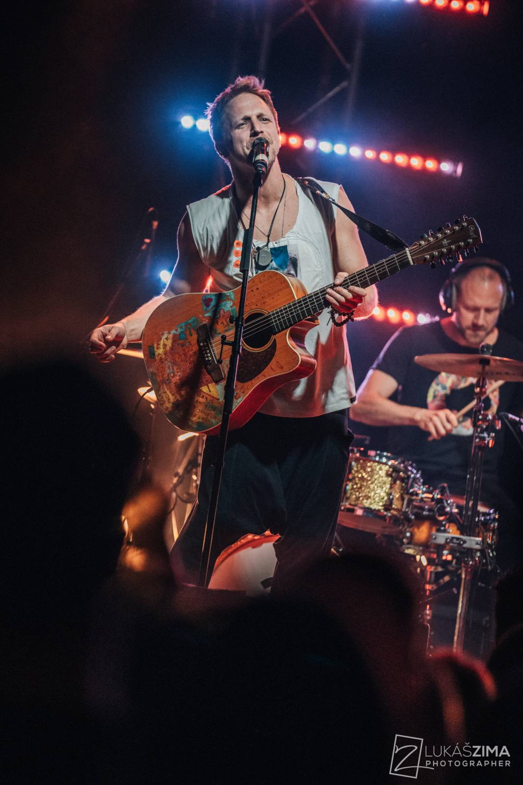 Tomáš Klus zaplnil Roxy až po strop. Popřál k narozeninám fanynce a představil skladby z Cítím