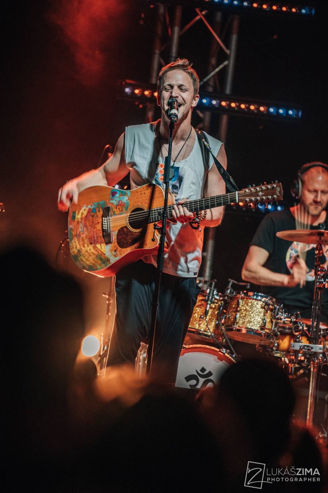 Tomáš Klus zaplnil Roxy až po strop. Popřál k narozeninám fanynce a představil skladby z Cítím