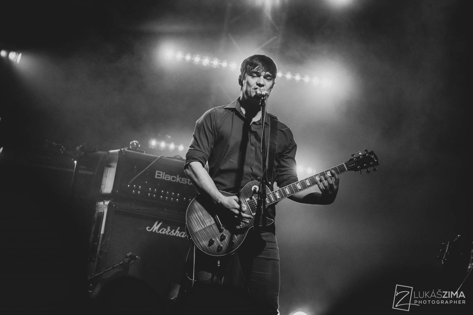 Tomáš Klus zaplnil Roxy až po strop. Popřál k narozeninám fanynce a představil skladby z Cítím