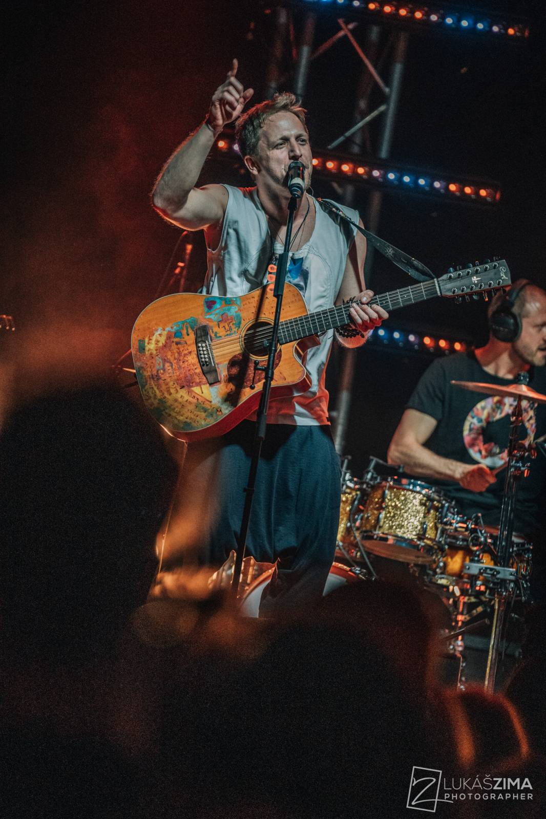 Tomáš Klus zaplnil Roxy až po strop. Popřál k narozeninám fanynce a představil skladby z Cítím