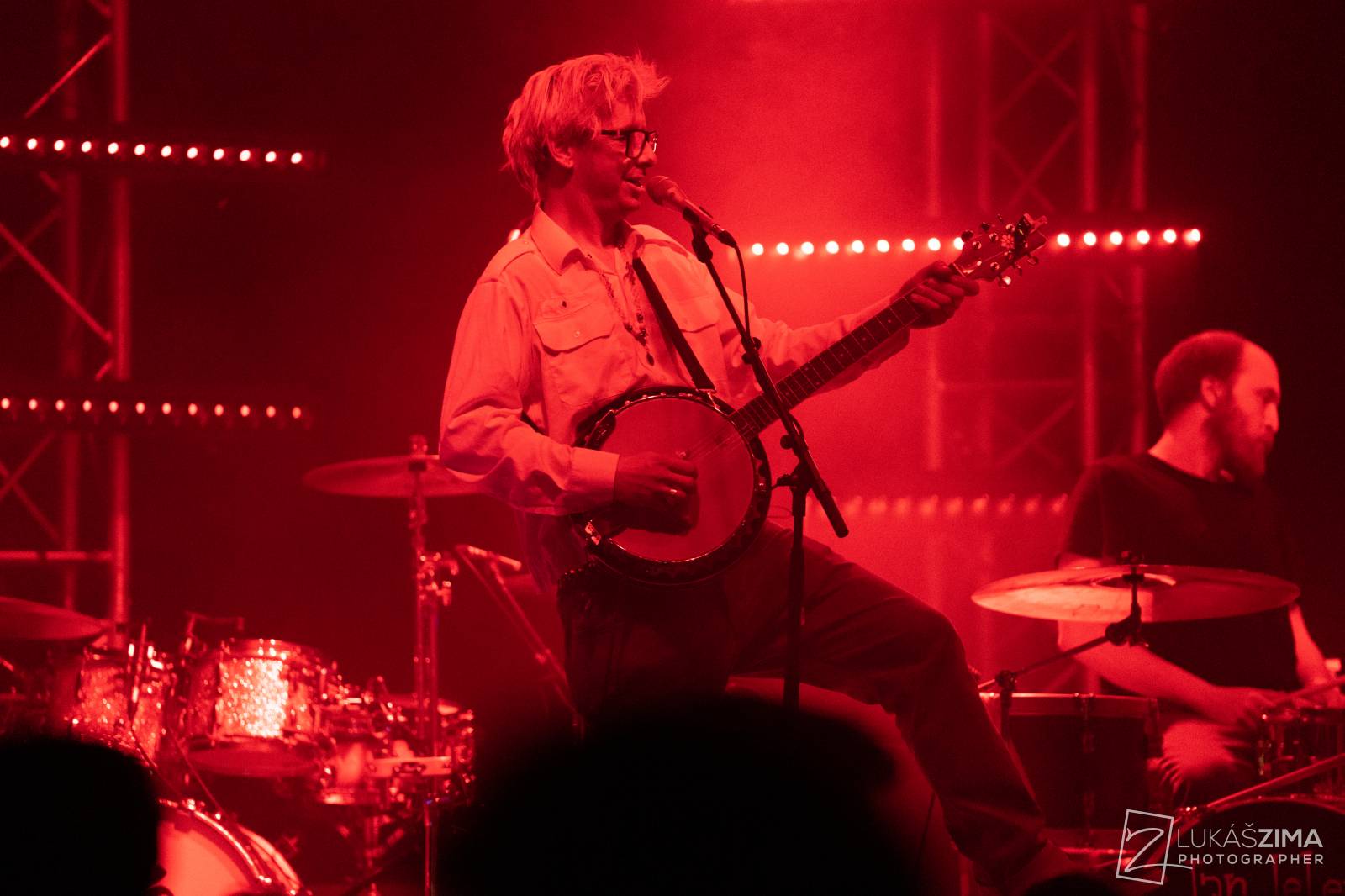 Tomáš Klus zaplnil Roxy až po strop. Popřál k narozeninám fanynce a představil skladby z Cítím