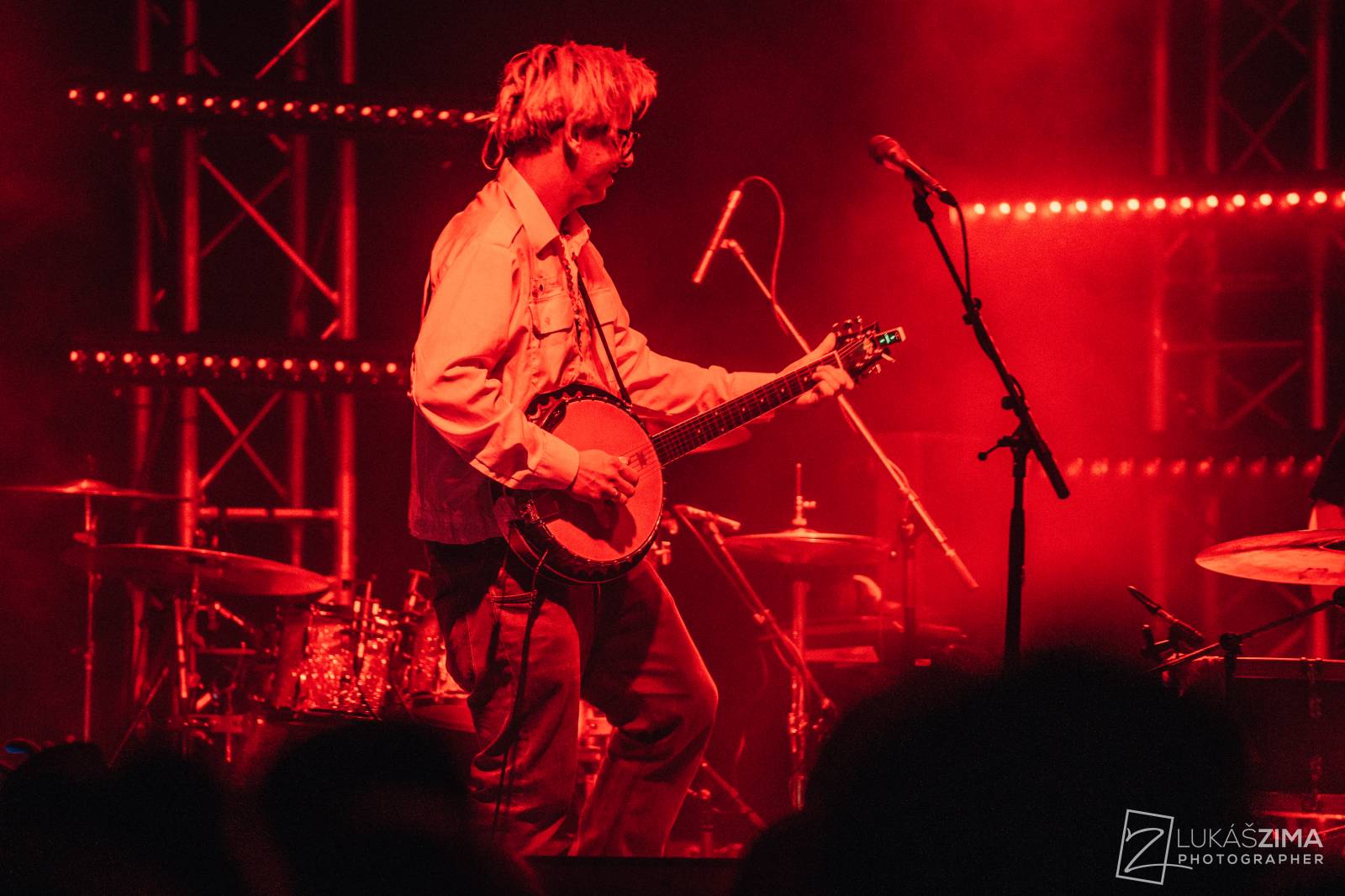 Tomáš Klus zaplnil Roxy až po strop. Popřál k narozeninám fanynce a představil skladby z Cítím