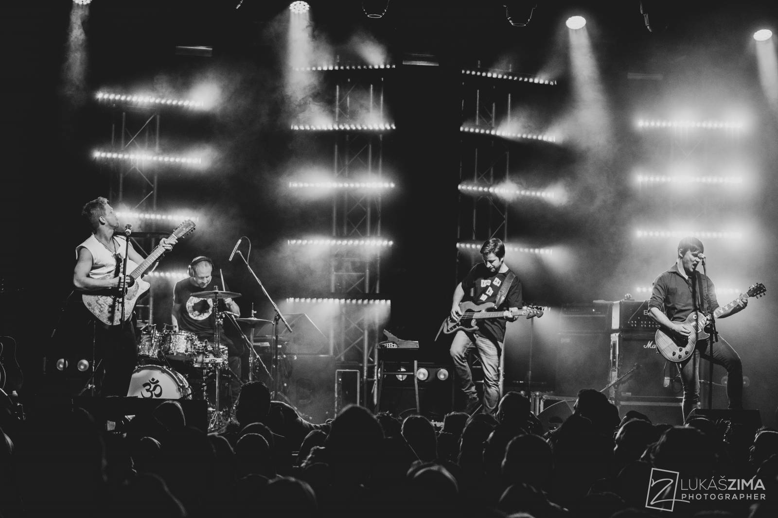 Tomáš Klus zaplnil Roxy až po strop. Popřál k narozeninám fanynce a představil skladby z Cítím