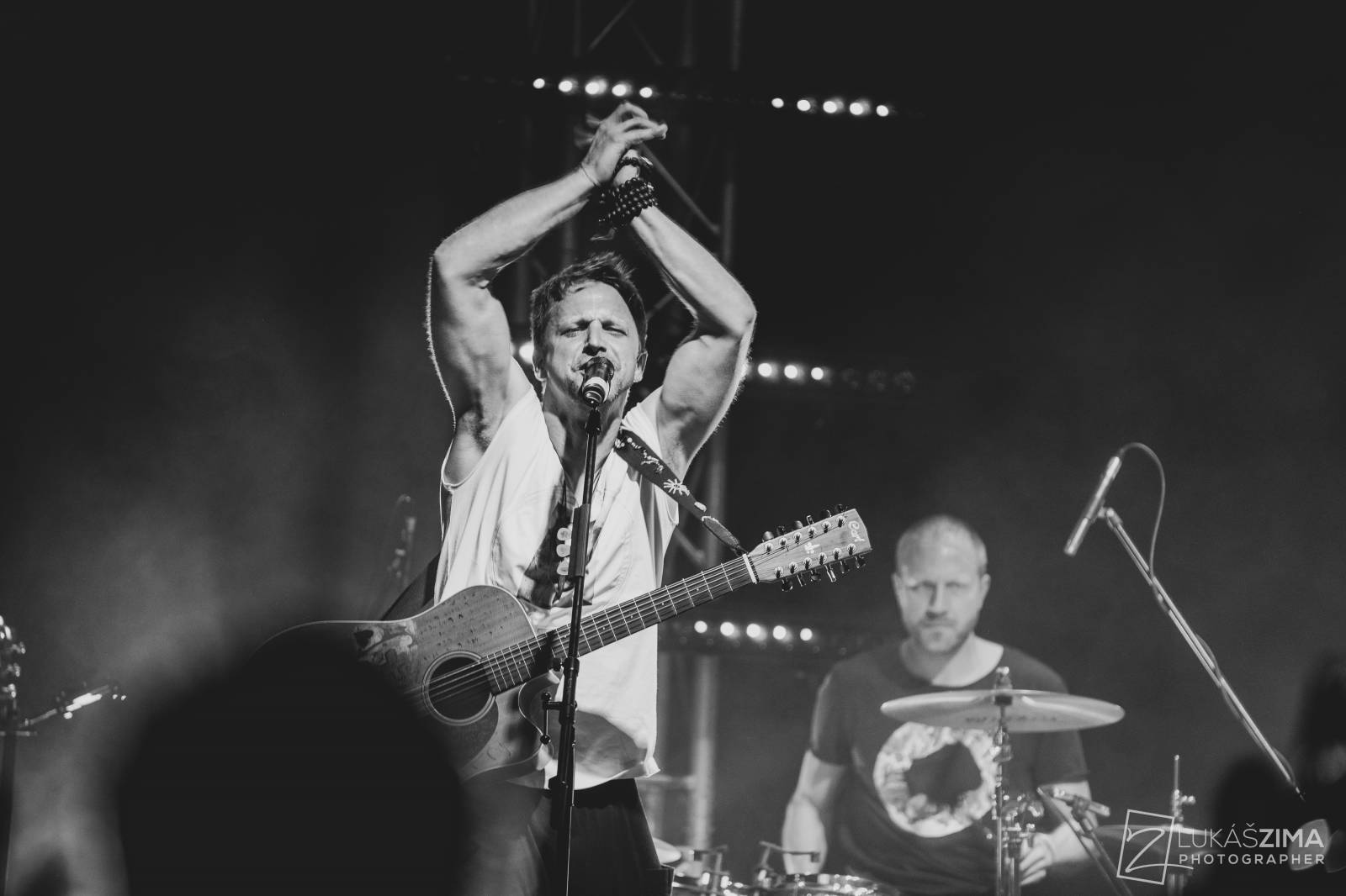 Tomáš Klus zaplnil Roxy až po strop. Popřál k narozeninám fanynce a představil skladby z Cítím