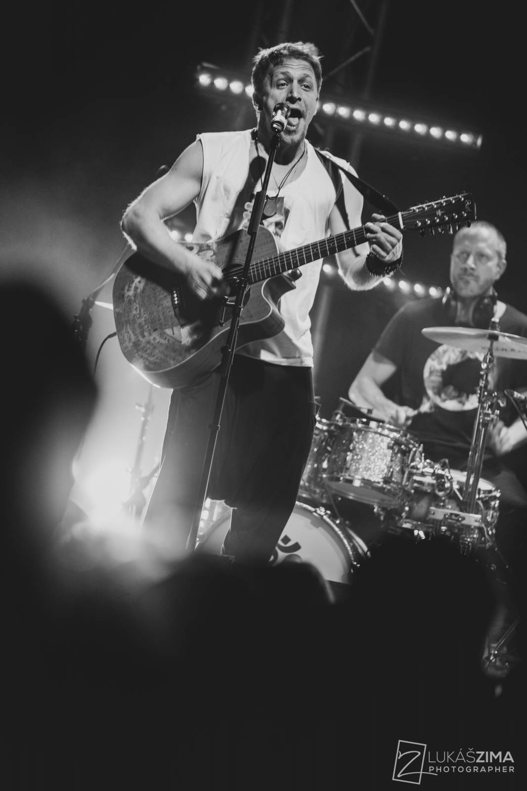 Tomáš Klus zaplnil Roxy až po strop. Popřál k narozeninám fanynce a představil skladby z Cítím