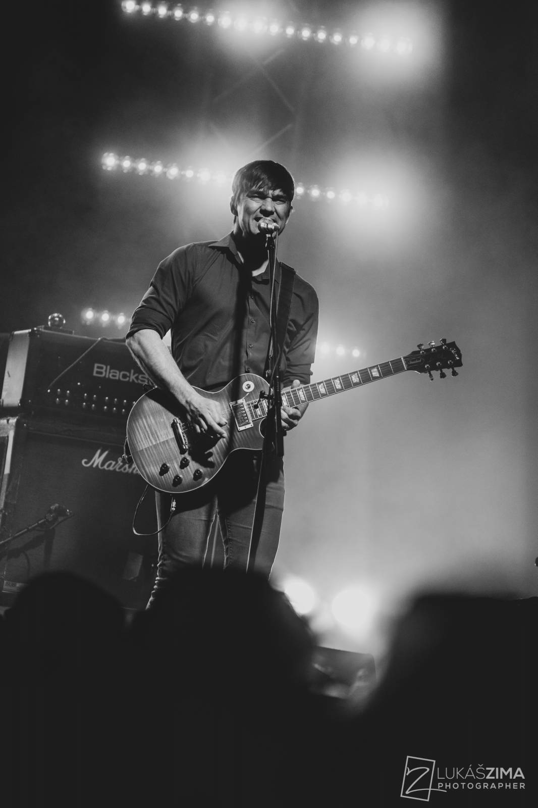 Tomáš Klus zaplnil Roxy až po strop. Popřál k narozeninám fanynce a představil skladby z Cítím