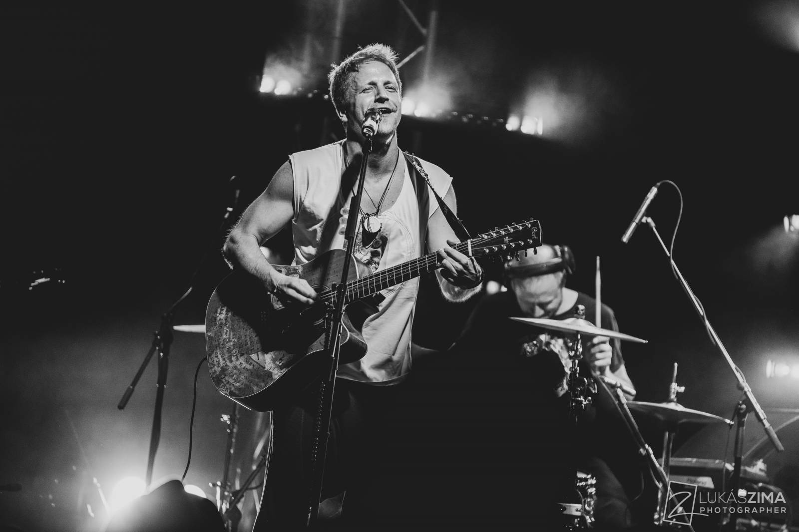 Tomáš Klus zaplnil Roxy až po strop. Popřál k narozeninám fanynce a představil skladby z Cítím