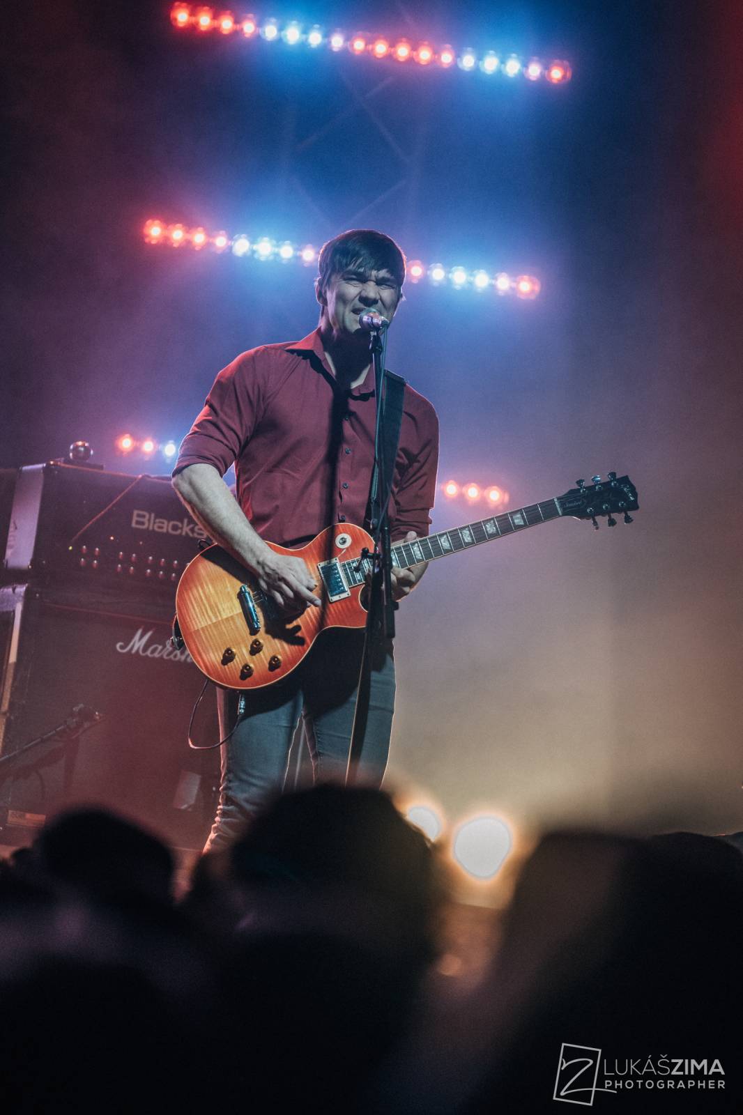 Tomáš Klus zaplnil Roxy až po strop. Popřál k narozeninám fanynce a představil skladby z Cítím