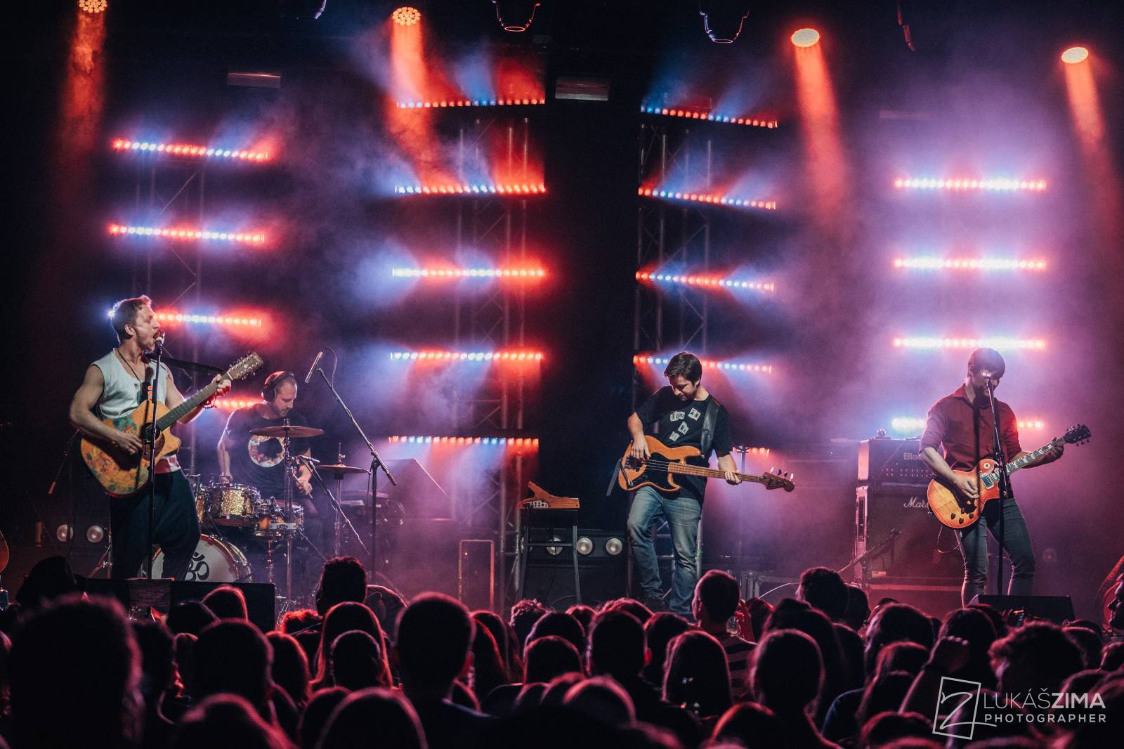 Tomáš Klus zaplnil Roxy až po strop. Popřál k narozeninám fanynce a představil skladby z Cítím