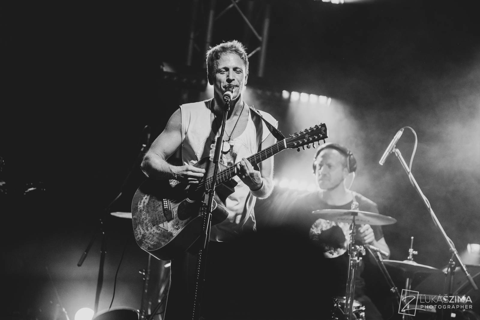 Tomáš Klus zaplnil Roxy až po strop. Popřál k narozeninám fanynce a představil skladby z Cítím