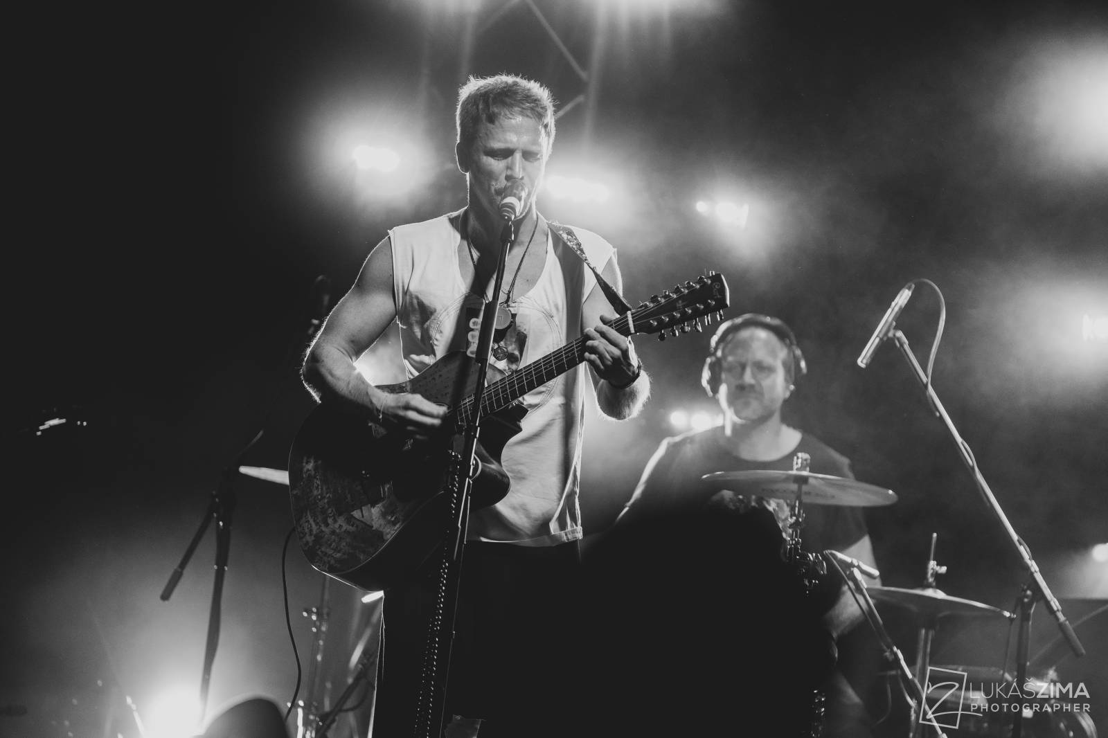 Tomáš Klus zaplnil Roxy až po strop. Popřál k narozeninám fanynce a představil skladby z Cítím