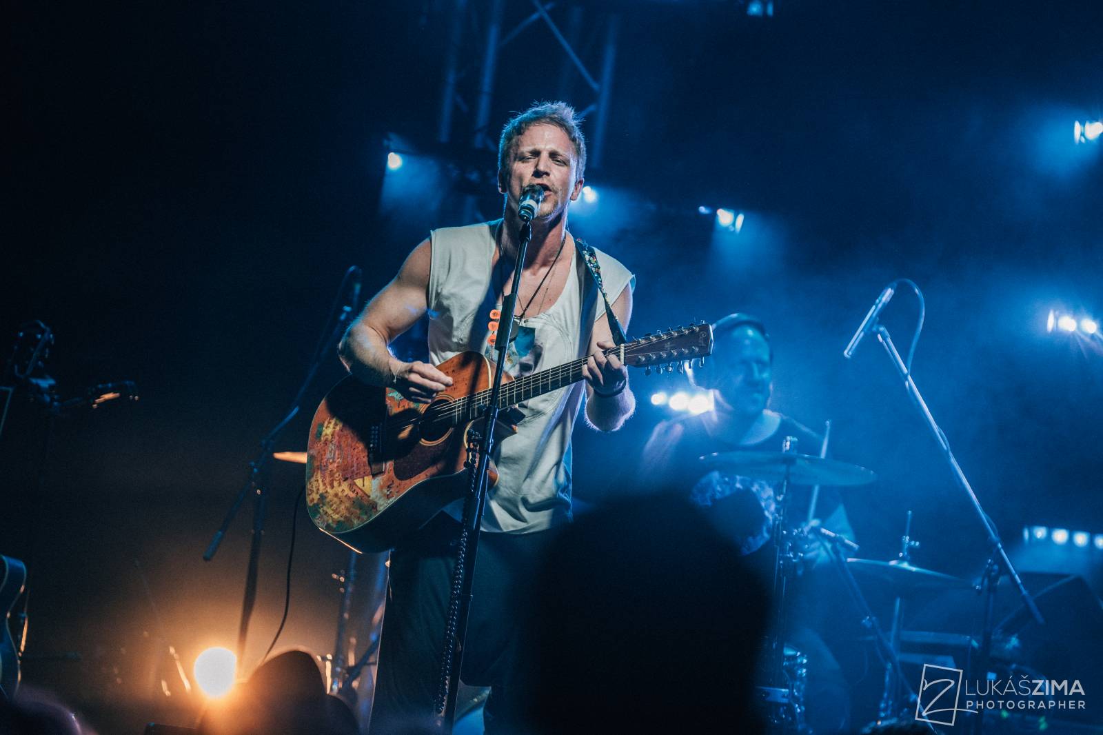 Tomáš Klus zaplnil Roxy až po strop. Popřál k narozeninám fanynce a představil skladby z Cítím