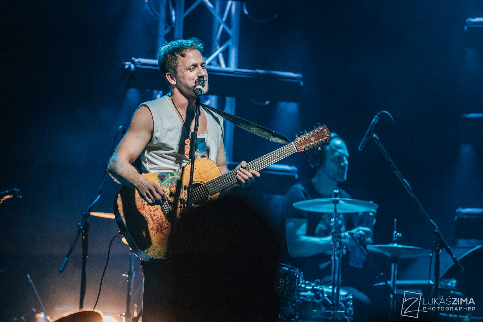 Tomáš Klus zaplnil Roxy až po strop. Popřál k narozeninám fanynce a představil skladby z Cítím