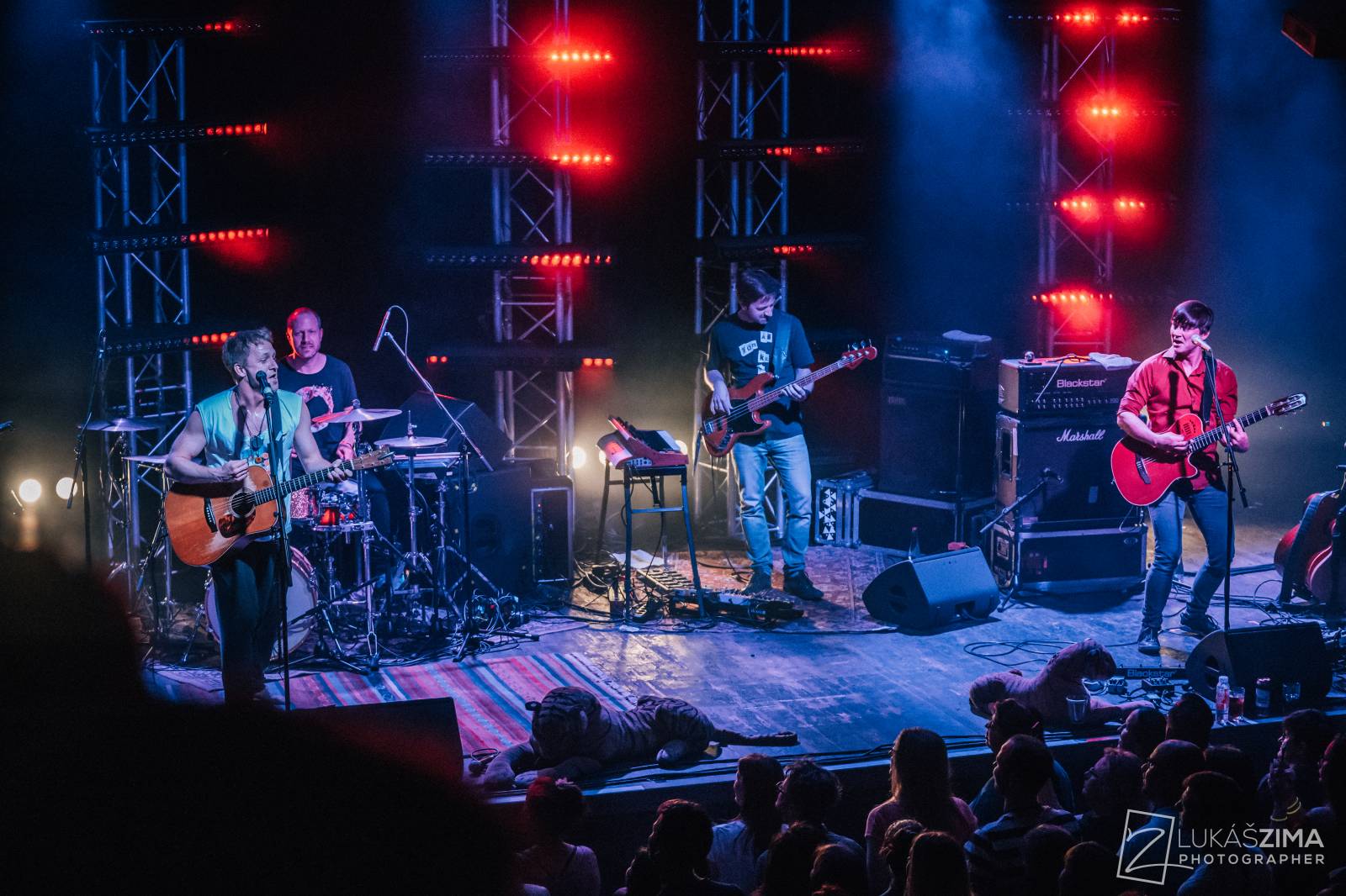 Tomáš Klus zaplnil Roxy až po strop. Popřál k narozeninám fanynce a představil skladby z Cítím