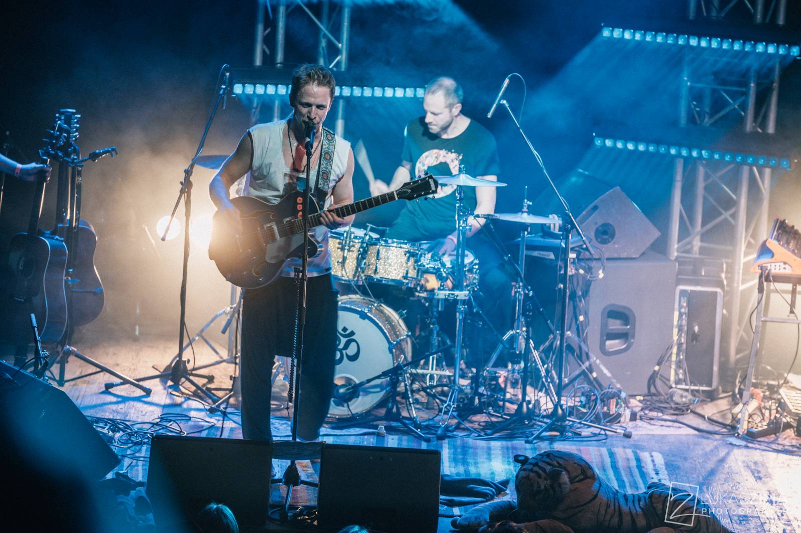 Tomáš Klus zaplnil Roxy až po strop. Popřál k narozeninám fanynce a představil skladby z Cítím