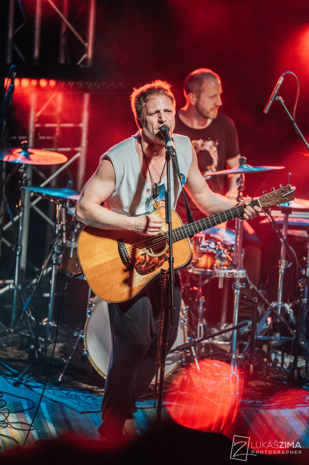 Tomáš Klus zaplnil Roxy až po strop. Popřál k narozeninám fanynce a představil skladby z Cítím