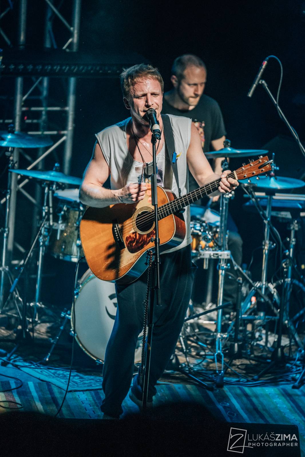 Tomáš Klus zaplnil Roxy až po strop. Popřál k narozeninám fanynce a představil skladby z Cítím