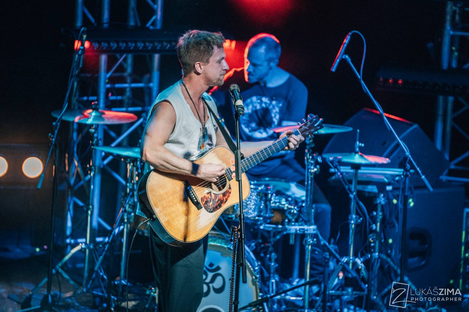 Tomáš Klus zaplnil Roxy až po strop. Popřál k narozeninám fanynce a představil skladby z Cítím